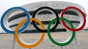 Die berühmten fünf ineinander geschlungenen Ringe sind vor einem Station zu sehen. - Foto: © 2026 International Olympic Committee Die berühmten fünf ineinander geschlungenen Ringe sind vor einem Station zu sehen. - Foto: © 2026 International Olympic Committee