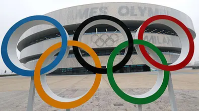 Die berühmten fünf ineinander geschlungenen Ringe sind vor einem Station zu sehen. - Foto: © 2026 International Olympic Committee