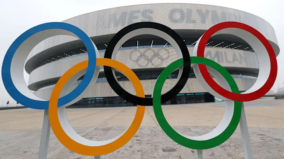 Olympischen Winterspiele 2026 Mailand Cortina d'Ampezzo Die berühmten fünf ineinander geschlungenen Ringe sind vor einem Station zu sehen.