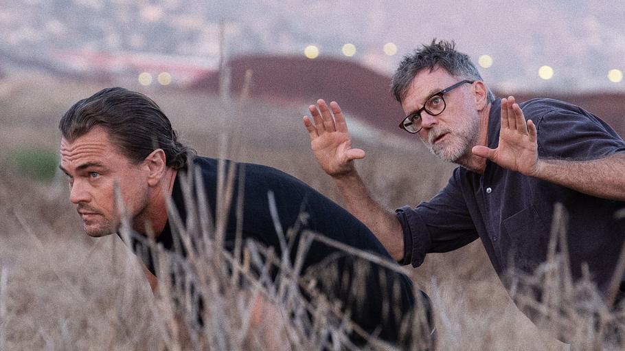 Leonardo DiCaprio schleicht durchs Gras, während er Anweisungen von Paul Thomas Anderson bekommt