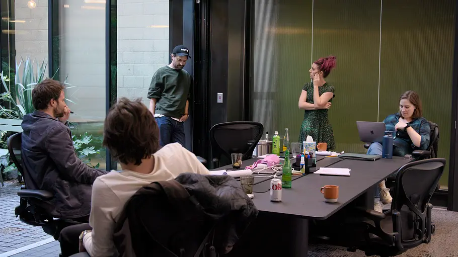 Die Duffer-Brüder und ihr Team aus Drehbuchautor:innen sitzen in einem Büro.