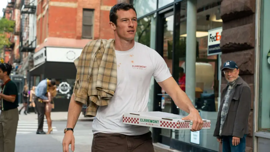 Owen läuft mit einer Pizza unter dem Arm durch New York