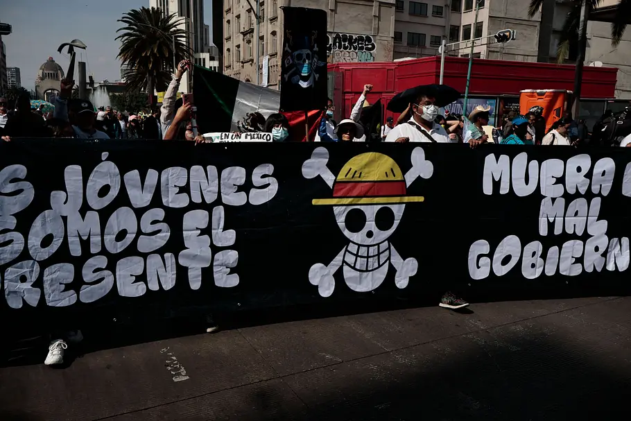 One Piece-Symbol bei Protesten in Mexiko Protestanten in Mexiko demonstrieren mit dem Strohhut-Totenkopf auf der Serie One Piece.