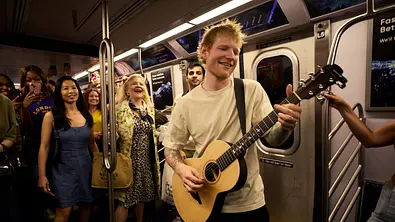 Ed Sheeran spielt Gitarre in einer U-Bahn - Foto: Danny Clinch / Netflix 2025 