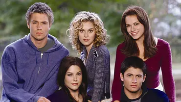 Die Hauptdarsteller von „One Tree Hill“ posieren gemeinsam für ein Promobild der Serie, darunter Chad Michael Murray, Hilarie Burton, Sophia Bush und James Lafferty. - Foto: Warner Bros.