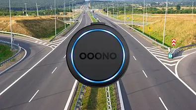 Ooono Gerät vor einem Bild einer Autobahn. - Foto: TV Movie / Amazon / Ooono / Canva Pro