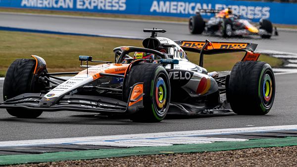 Oscar Piastri, der für das McLaren F1 Team beim Formel-1-Grand-Prix von Großbritannien 2025 auf dem Silverstone Circuit in Silverstone fährt. - Foto: IMAGO / Michael Potts