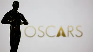Die Statue und im Hintergrund der Oscars-Schriftzug - Foto: IMAGO / NurPhoto