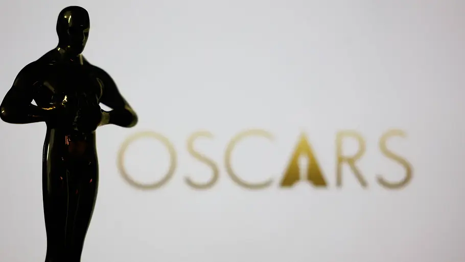 Wer gewinnt in diesem Jahr einen der begehrten Goldjungen? Die Statue und im Hintergrund der Oscars-Schriftzug