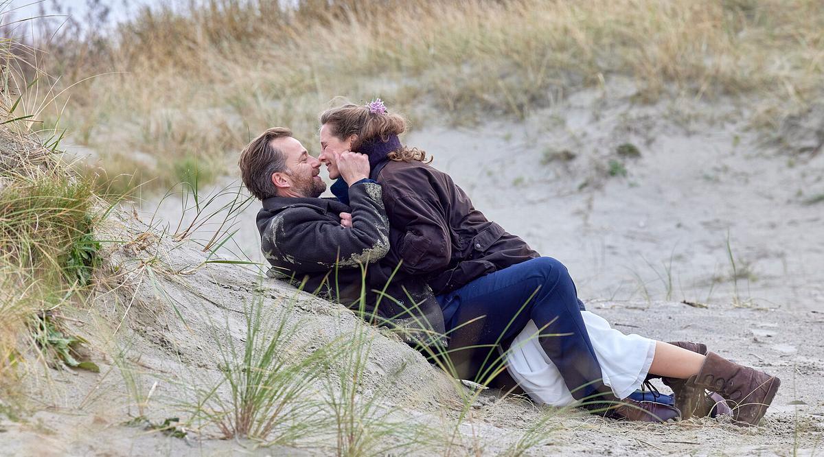 Ann Kathrin Klaasen (Picco von Groote) und Frank Weller (Christian Erdmann) sind frisch verheiratet und sichtlich verliebt. Ann Kathrin Klaasen (Picco von Groote) und Frank Weller (Christian Erdmann) sind frisch verheiratet und sichtlich verliebt.