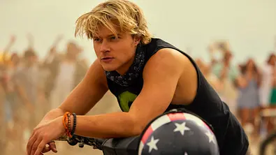 Bild von JJ lehnend an einem Motorrad - Foto: Cr. Jackson Lee Davis/Netflix © 2024