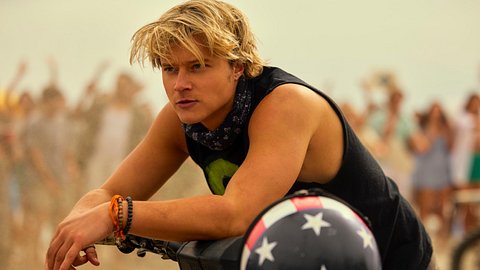 Bild von JJ lehnend an einem Motorrad - Foto: Cr. Jackson Lee Davis/Netflix © 2024