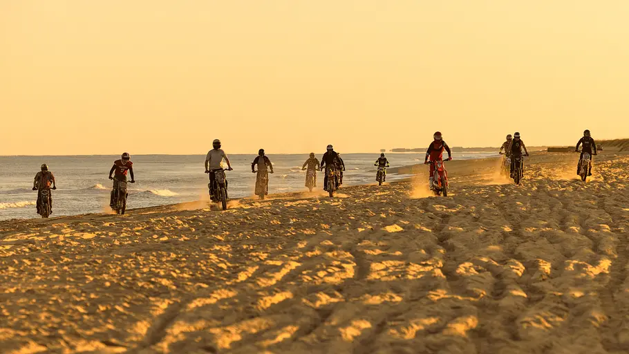 „Outer Banks“-Drehorte Das Enduro-Motocross-Rennen am Strand.