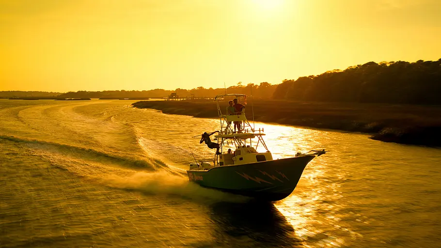 „Outer Banks“-Drehorte Die Pogues sind mit ihrem Boot unterwegs.