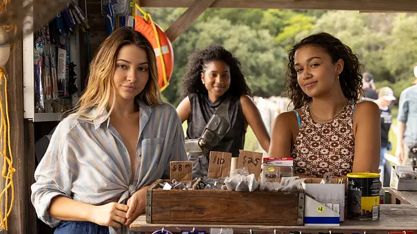Madelyn Cline, Carlacia Grant und Madison Bailey am Set von „Outer Banks“. - Foto: Jackson Lee Davis/Netflix © 2024 Madelyn Cline, Carlacia Grant und Madison Bailey am Set von „Outer Banks“. - Foto: Jackson Lee Davis/Netflix © 2024