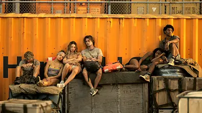 Die Pogues auf einem Schiffscontainer. - Foto: © 2024 Netflix, Inc.