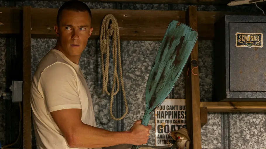 „Outer Banks“, Rafe Cameron Rafe hält ein Paddel in der Hand und schaut wütend nach hinten.