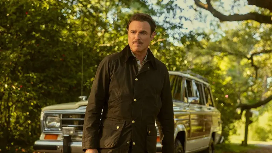 „Outer Banks“, Groff Chandler Groff steht vor einem Auto und schaut in die Ferne.