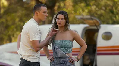 Drew Starkey als Rafe und Madelyn Cline als Sarah Cameron in Staffel 5 von „Outer Banks“. - Foto: Jackson Lee Davis/Netflix © 2026