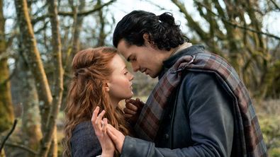 Brian und Ellen halten Hände und küssen sich beinah - Foto: Starz