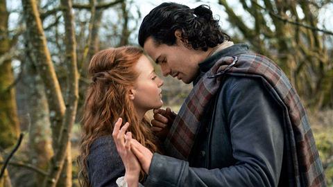 Ellen und Brian halten Händchen - Foto: Starz