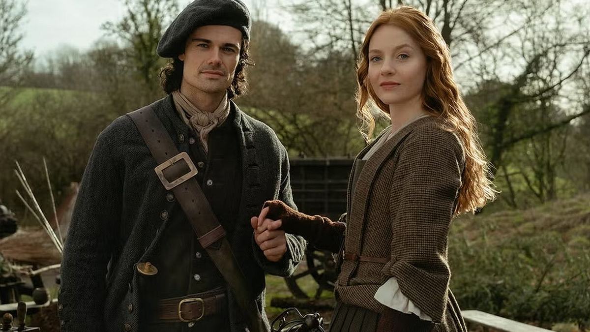 „Outlander: Blood of My Blood“ „Outlander: Blood of my Blood“: Brian Fraser und Ellen MacKenzie halten händchen und blicken in die Kamera