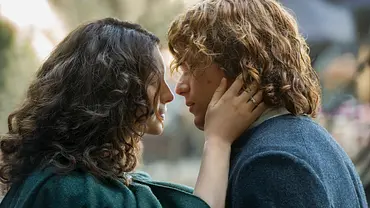 Claire und Jamie stehen einander sehr nah. Sie hält ihr Hände an seinen Kopf und die beiden küssen sich fast - Foto: Starz
