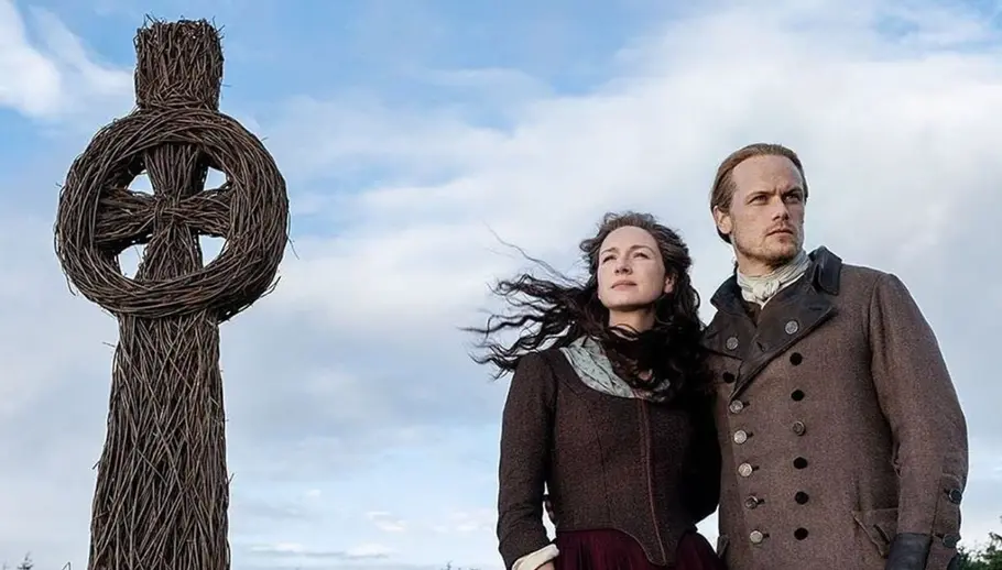 Outlander Claire und Jamie Claire und Jamie stehen in einer Szene der siebten Staffel von „Outlander“ vor einem Denkmal.