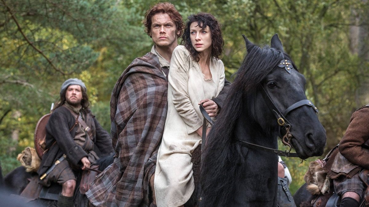 Jamie und Claire reiten auf einem Pferd. 