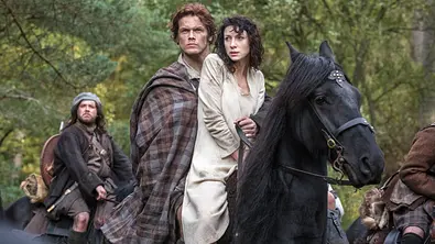 Jamie und Claire reiten auf einem Pferd. - Foto: Starz Jamie und Claire reiten auf einem Pferd. - Foto: Starz