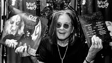 Ozzy Osbourne lächelt in die Ferne - Foto: IMAGO / ZUMA Press Wire Ozzy Osbourne lächelt in die Ferne - Foto: IMAGO / ZUMA Press Wire