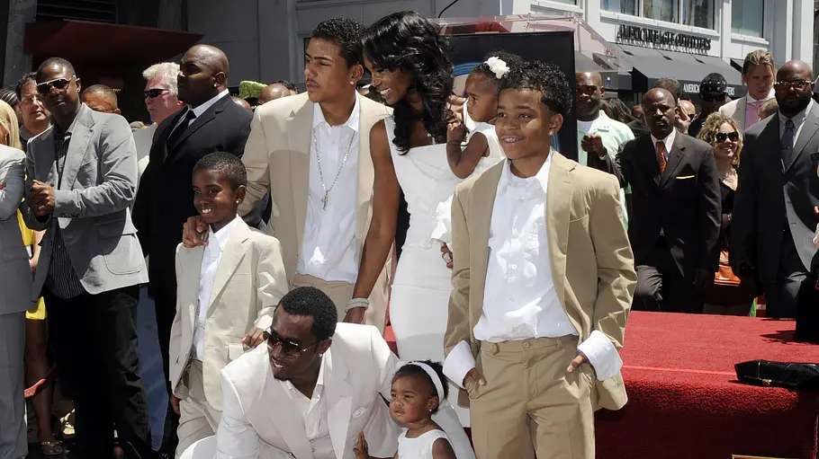 P. Diddy, Kim Porter und die gemeinsamen Kinder posieren vor seinem Hollywood-Stern.