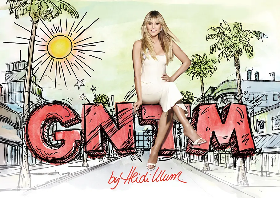 Heidi Klum in einem weißen Kleid sitzt auf dem gezeichneten Schriftzug „GNTM“. Im Hintergrund sind gezeichnete Palmen, Häuser, eine Sonne und Sterne zu sehen. Darunter steht: „by Heidi Klum“. Das Bild hat einen sommerlichen, kalifornischen Stil.