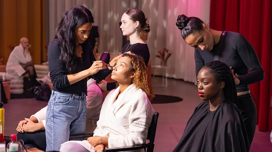 GNTM GNTM-Kandidatinnen werden gestylt und geschminkt.