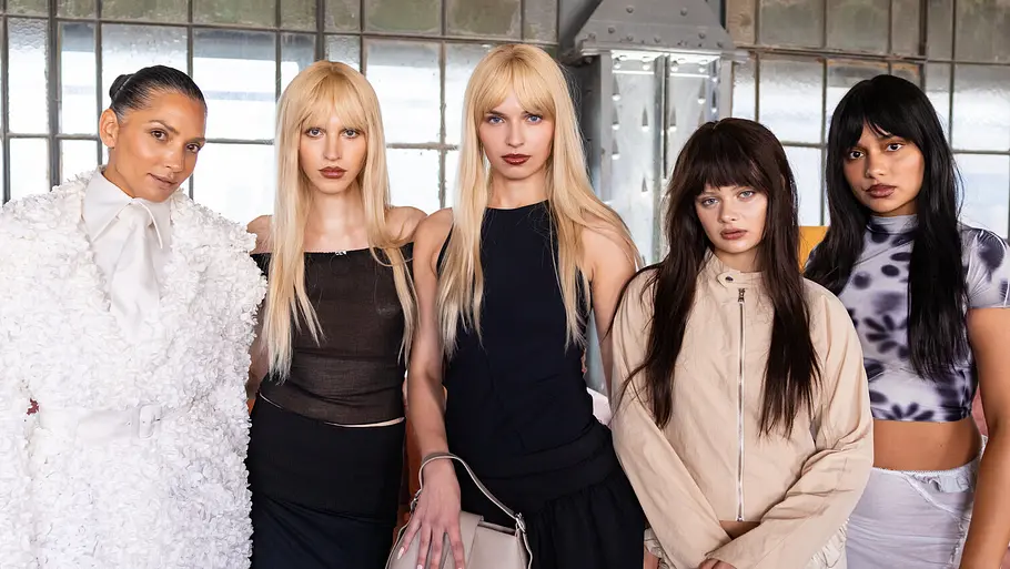 GNTM Folge 10 Bianca, Juna, Anna, Merret und Daphne posieren nebeneinander.