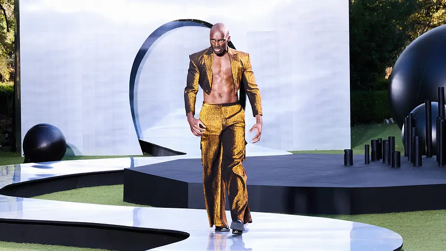Godfrey läuft über den Catwalk.