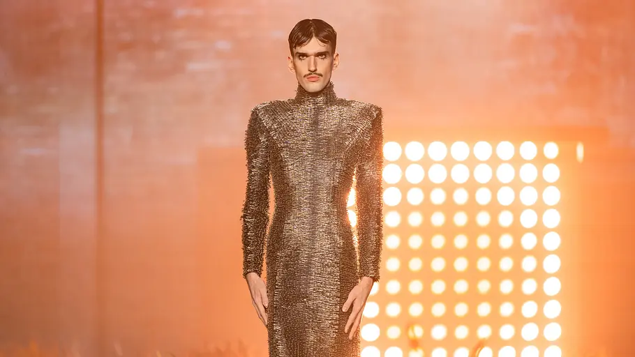 Lukas im Büroklammer-Look auf dem Laufsteg bei GNTM 2026.