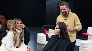 GNTM-Umstyling: Klaas Heufer-Umlauf legt unter Heidis kritischen Auge Hand an! - Foto: ProSieben/ Daniel Graf