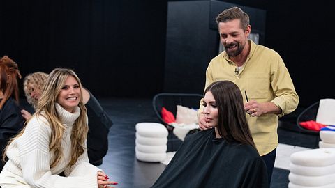 GNTM-Umstyling: Klaas Heufer-Umlauf legt unter Heidis kritischen Auge Hand an! - Foto: ProSieben/ Daniel Graf
