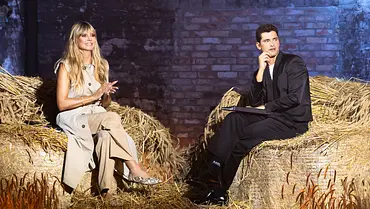 Model-Chefin Heidi Klum und Supermodel Sean O’Pry beobachten die Models bei ihrem ersten Walk auf Sesseln aus Stroh. - Foto: Seven.One Entertainment Group GmbH Model-Chefin Heidi Klum und Supermodel Sean O’Pry beobachten die Models bei ihrem ersten Walk auf Sesseln aus Stroh. - Foto: Seven.One Entertainment Group GmbH