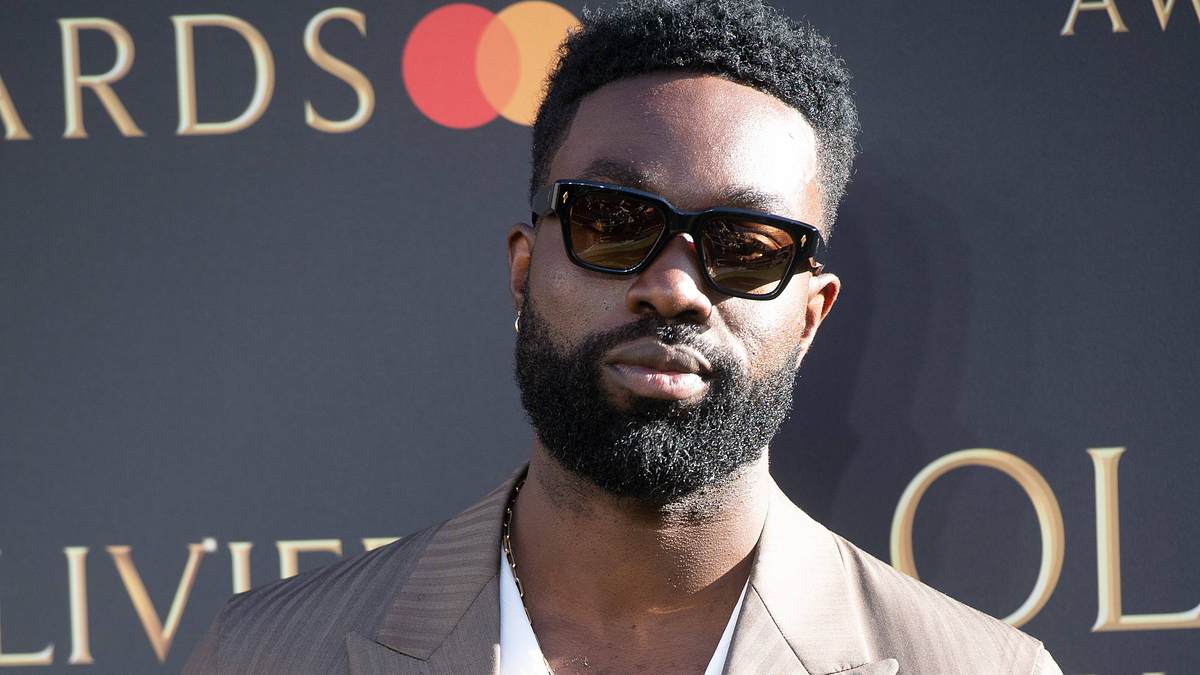 Paapa Essiedu auf dem roten Teppich bei den Olivier Awards 2025.