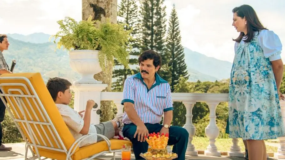 Pablo Escobar redet mit seinem Sohn, der auf einer Liege liegt.