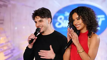 Noemi Stefaniak und Paco Lazar Simic beim Recall von DSDS am Mikrofon - Foto: RTL / Stefan Gregorowius Noemi Stefaniak und Paco Lazar Simic beim Recall von DSDS am Mikrofon - Foto: RTL / Stefan Gregorowius