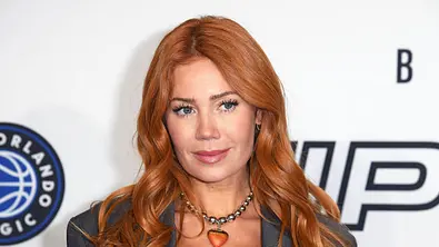 Palina Rojinski steht vor einer Fotowand. - Foto:  IMAGO / Gartner