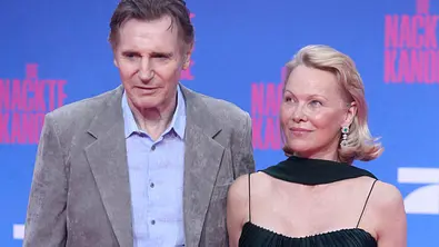 Liam Neeson und Pamela Anderson posieren auf dem roten Teppich - Foto: IMAGO / Future Image
