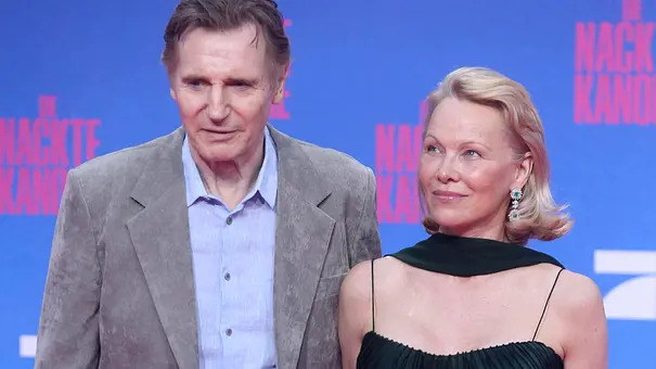 Liam Neeson und Pamela Anderson posieren auf dem roten Teppich - Foto: IMAGO / Future Image Liam Neeson und Pamela Anderson posieren auf dem roten Teppich - Foto: IMAGO / Future Image
