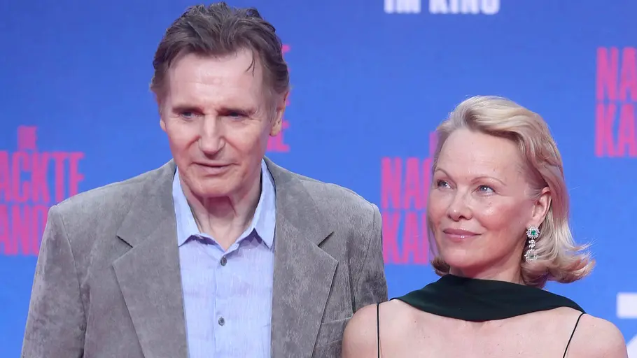 Liam Neeson und Pamela Anderson Liam Neeson und Pamela Anderson posieren auf dem roten Teppich
