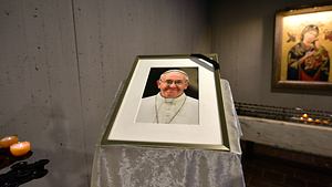 Ein Foto von Papst Franziskus in einer Kirche. - Foto: IMAGO / Funke Foto Services