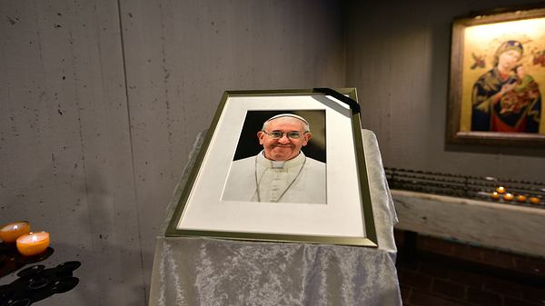 Ein Foto von Papst Franziskus in einer Kirche. - Foto: IMAGO / Funke Foto Services
