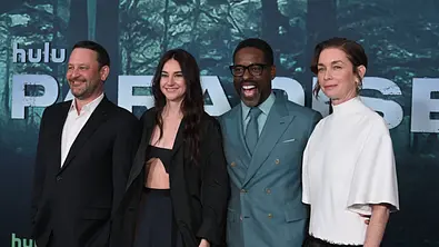 Dan Fogelman, Shailene Woodley, Sterling K. Brown und Julianne Nicholson bei der Premiere von „Paradise“ Staffel 2 im Paramount Theatre in Los Angeles (2026) - Foto: IMAGO / Starface